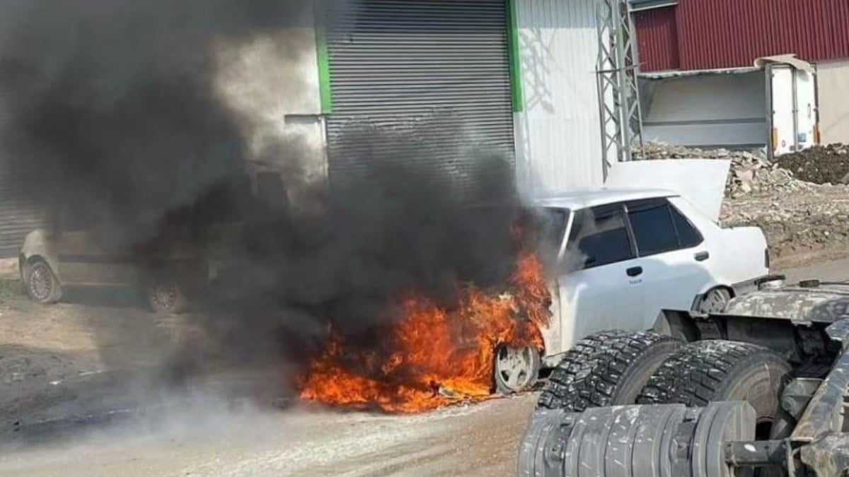 Hatay’da Tofaş, alevlere teslim oldu! Ekipler müdahale etti, araç hurdaya döndü