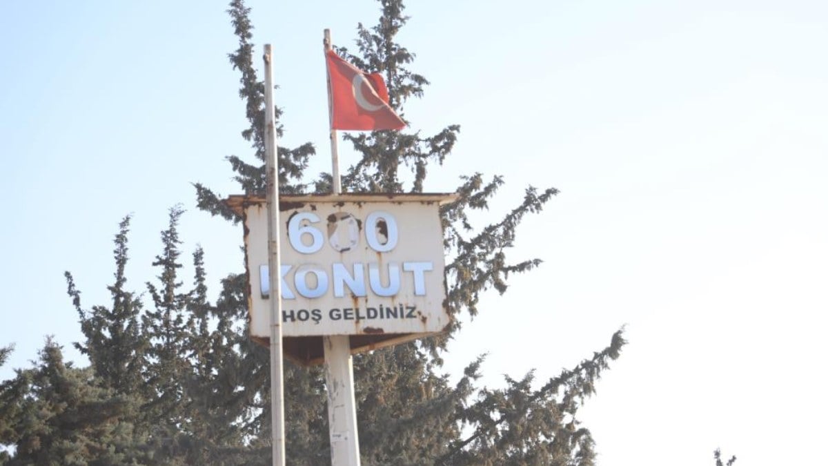 Hatay’da yıkılan siteden geriye tabelası kaldı! Yürek burkan anlar