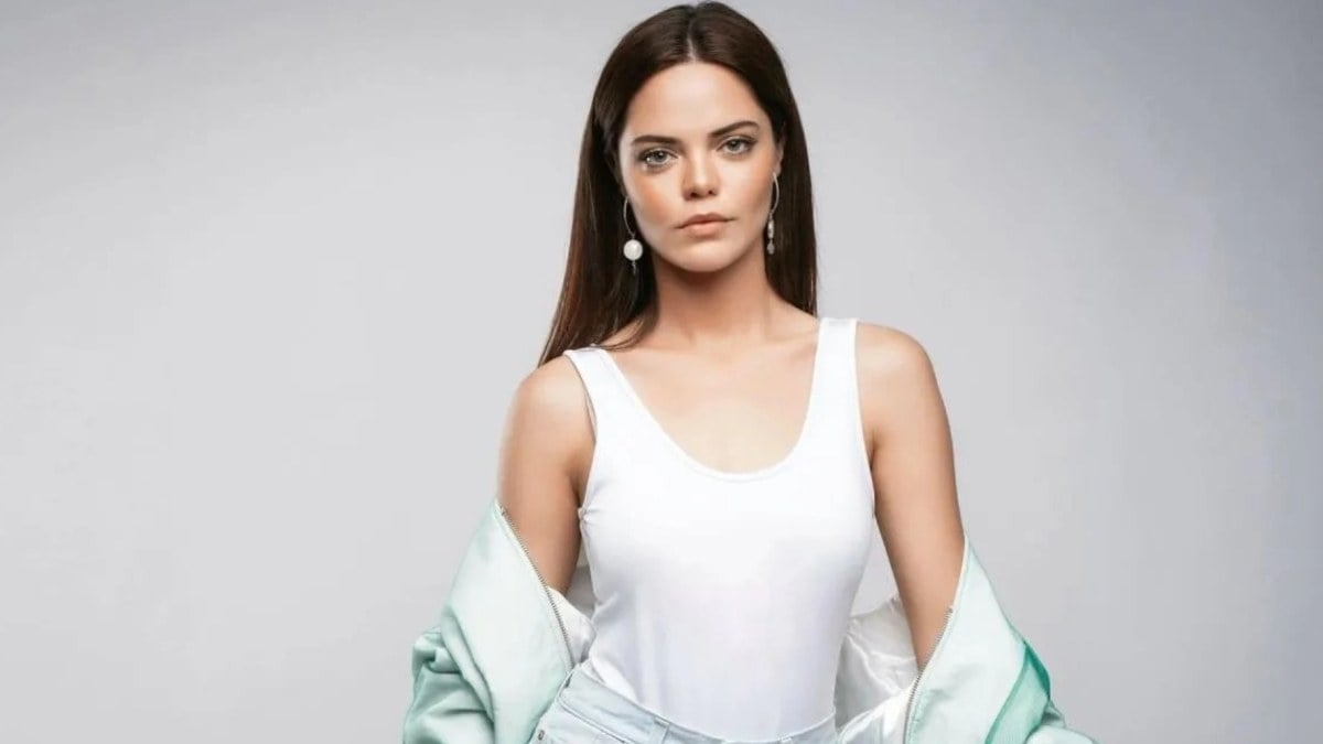 Hilal Altınbilek cesur dekoltesiyle dikkat çekti! Davet tarzına yorum yağdı…