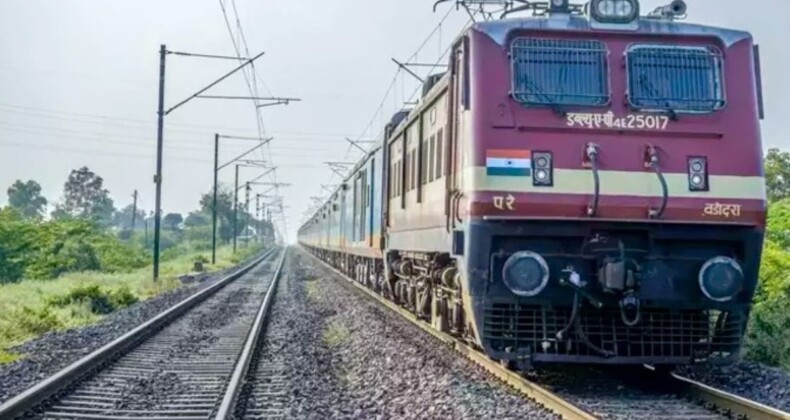 Hindistan’da makinist el frenini çekmeyi unuttu: Yük treni 80 kilometre gitti