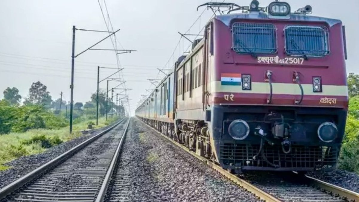 Hindistan’da makinist el frenini çekmeyi unuttu: Yük treni 80 kilometre gitti