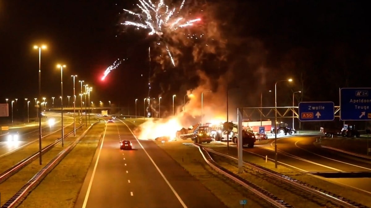 Hollandalı çiftçilerin havai fişekli protestoları sürücülere zor anlar yaşattı