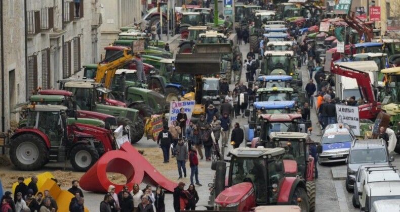 İspanya’da çiftçiler, ülke genelinde protestolarını artırdı