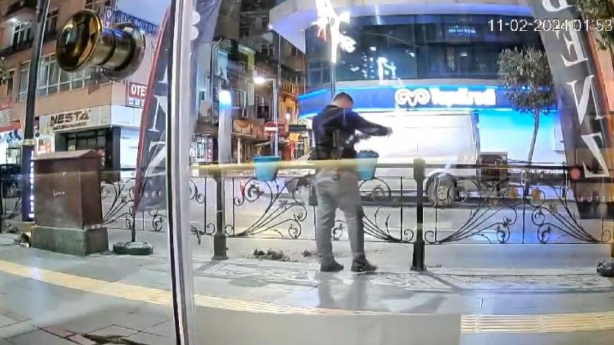 Isparta’da ne yaptığına kimse anlam veremedi: Yol üzerinde bulunan saksıların toprağını etrafa saçtı