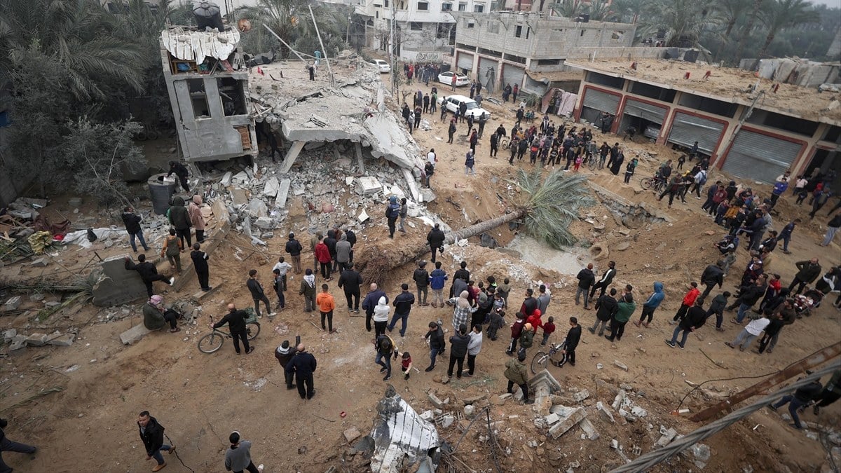 İsrail ordusu Gazze’de yaralı taşıyan ambulansı vurdu!