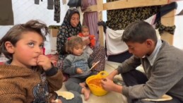 İsrail’in saldırı tehdidi altındaki Filistinli çocukların yemek arayışı