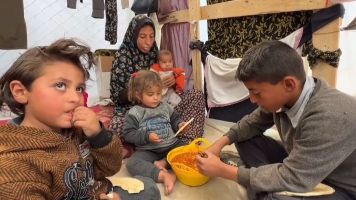 İsrail’in saldırı tehdidi altındaki Filistinli çocukların yemek arayışı