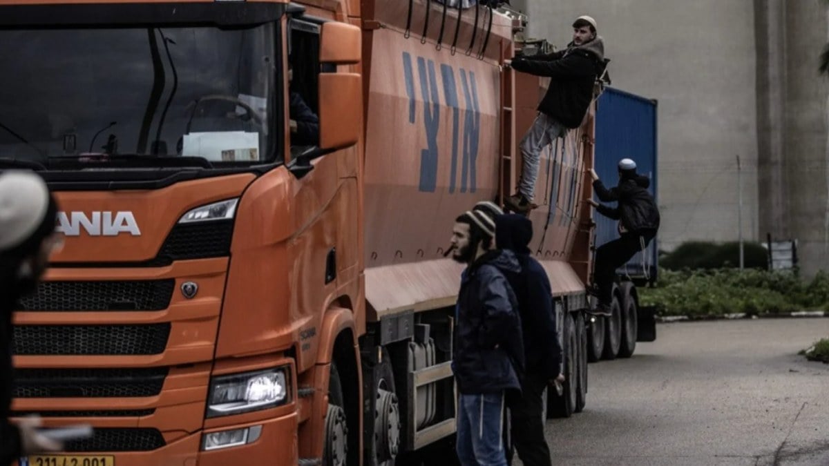 İsrailli sivil Yahudiler Gazze’ye insani yardımı tırlarını engellemeye çalıştı