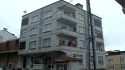 İstanbul Alibeyköy’de aynı apartmanda oturan akrabalar temizlik parası yüzünden birbirine girdi