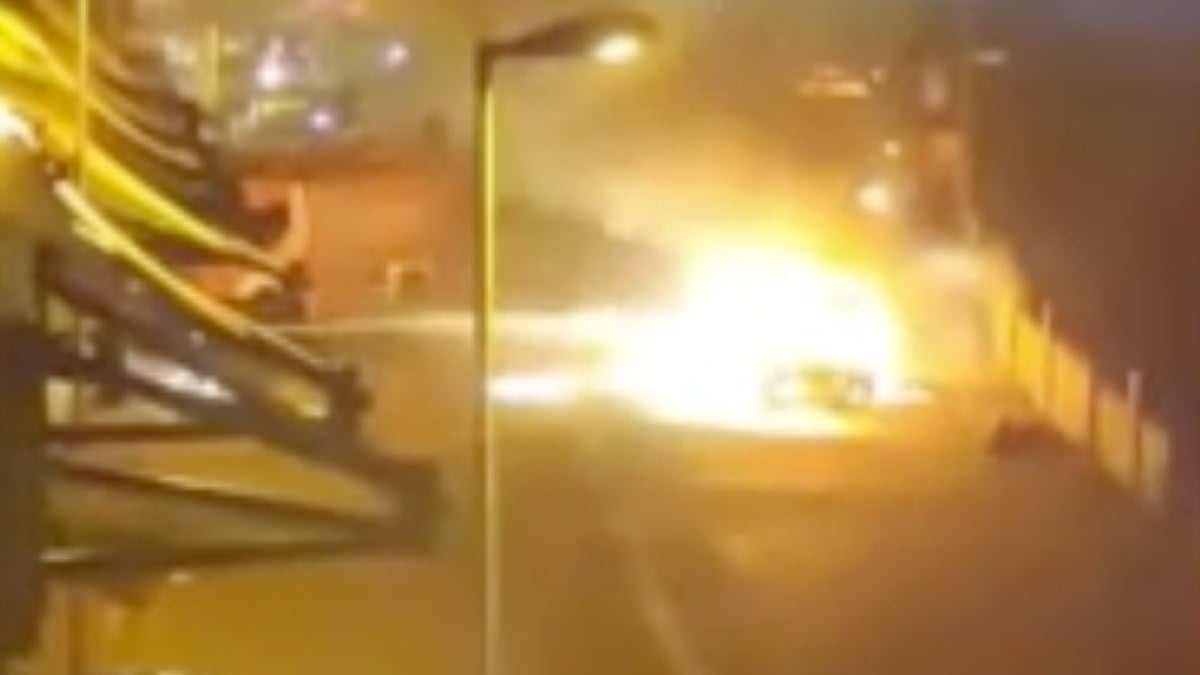 İstanbul Esenyurt’ta alev topuna dönen otomobil kül oldu