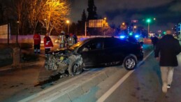 İstanbul Eyüpsultan’da duvara çarpan otomobilin sürücüsü sıkıştı