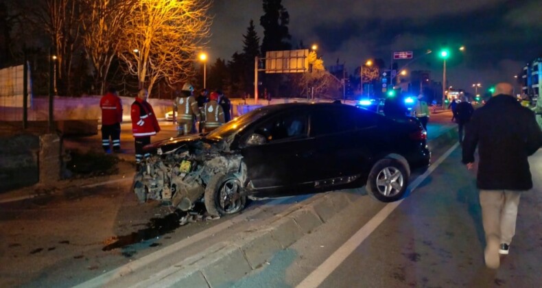 İstanbul Eyüpsultan’da duvara çarpan otomobilin sürücüsü sıkıştı