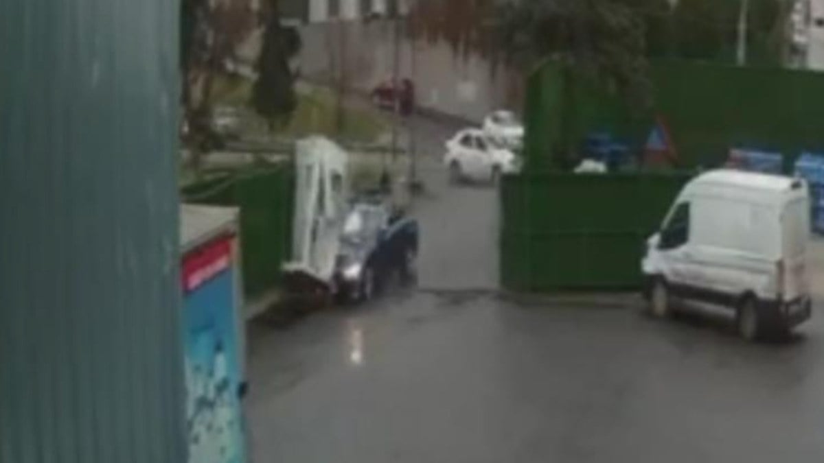 İstanbul Eyüpsultan’da kontrolden çıkan otomobil güvenlik kulübesine daldı