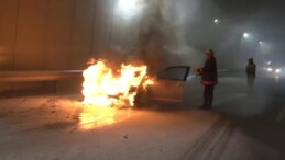 İstanbul Kadıköy’de otomobil alev alev yandı