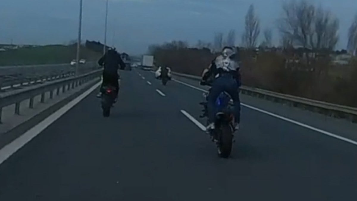 İstanbul Sultanbeyli ve Çatalca’da motosikletlilerin tehlikeli yolculuğu kamerada