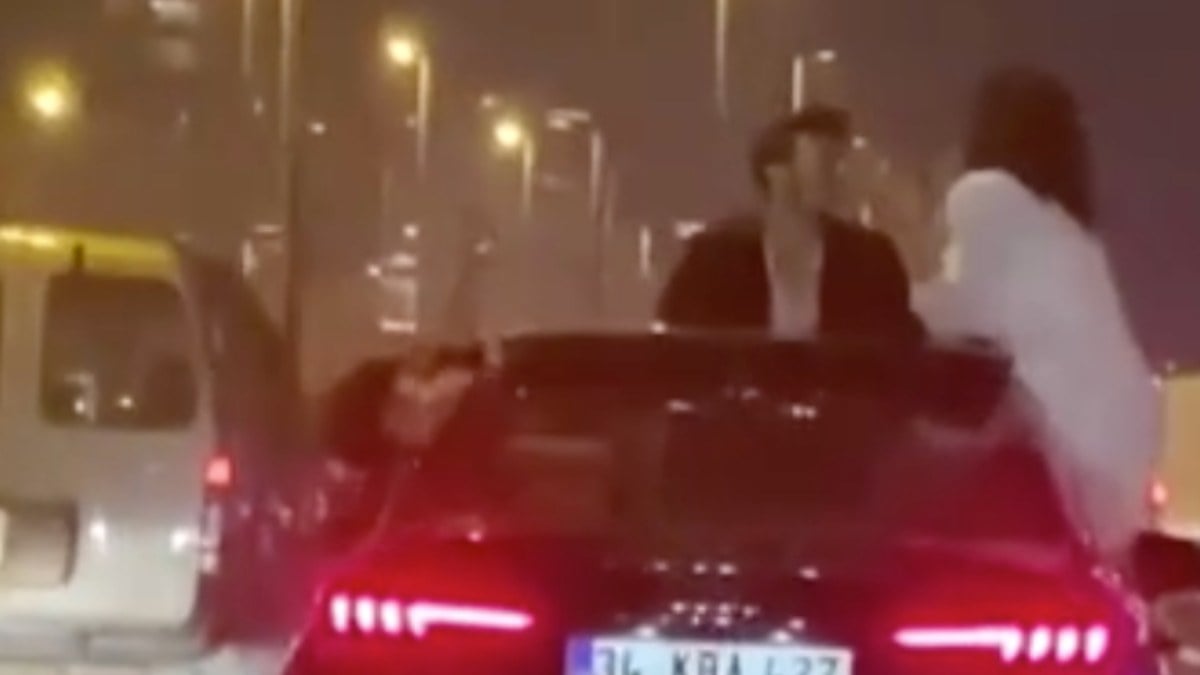 İstanbul trafiğinde şoke eden görüntüler: Camdan çıkıp öpüştüler