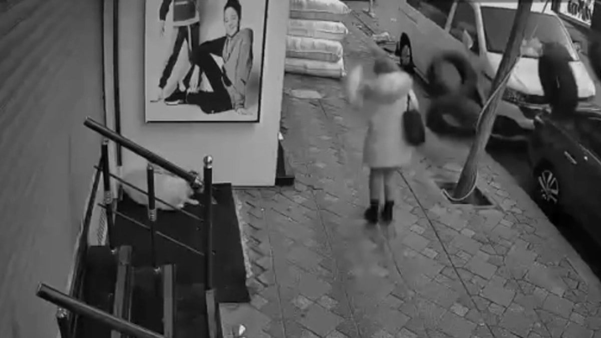 İstanbul Zeytinburnu’nda balkondan düşen lastikler tehlike saçtı