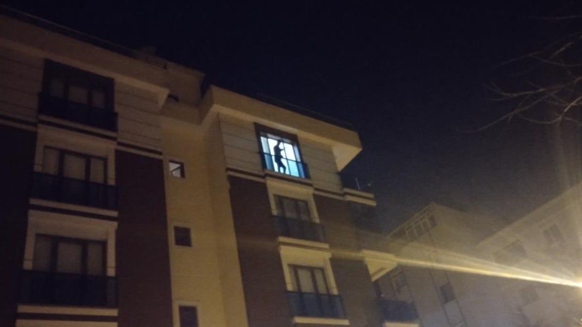 İstanbul’da akli dengesi bozuk adam annesi ve kardeşini rehin aldı