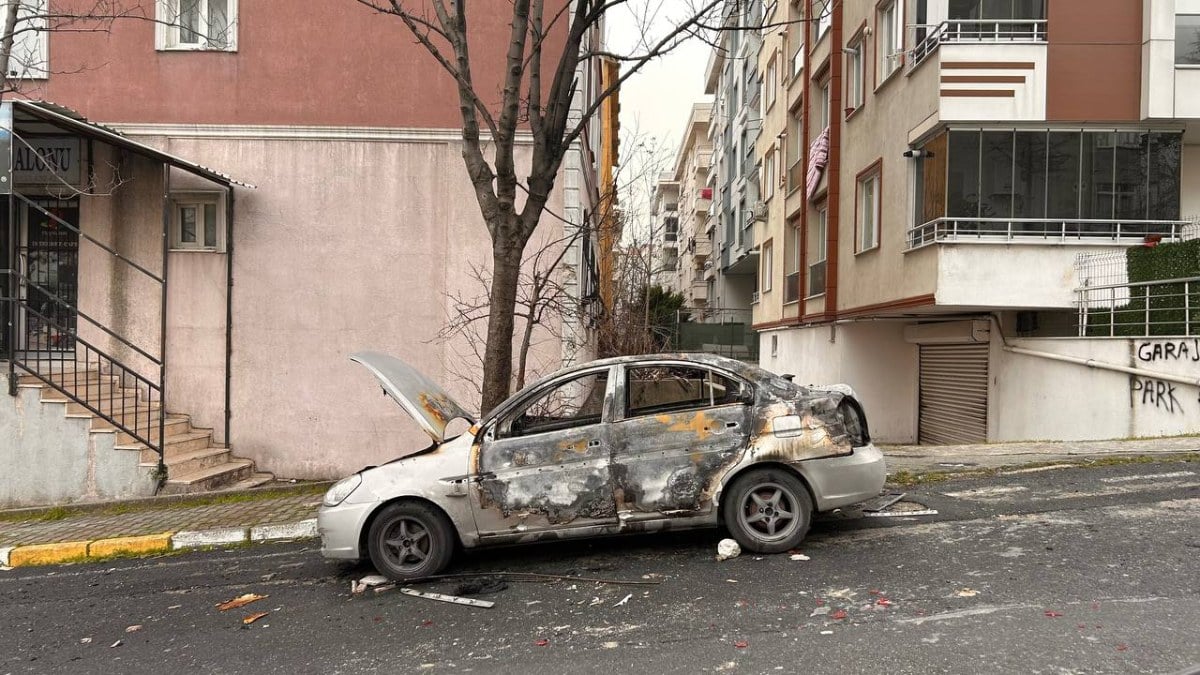 İstanbul’da annesiyle ilişkisi olduğu iddia edilen adamı önce bıçakladı sonra aracını yaktı