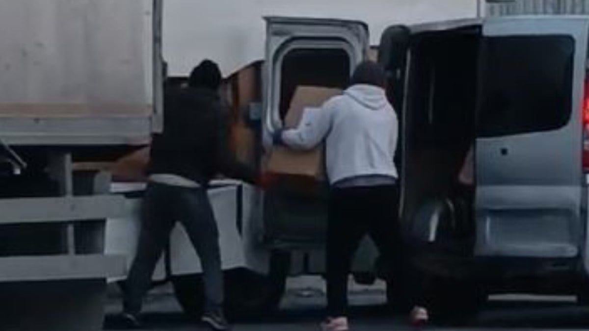 İstanbul’da aracında uyuduğu sırada soyuldu: Hırsızların rahat tavırları şaşkına çevirdi