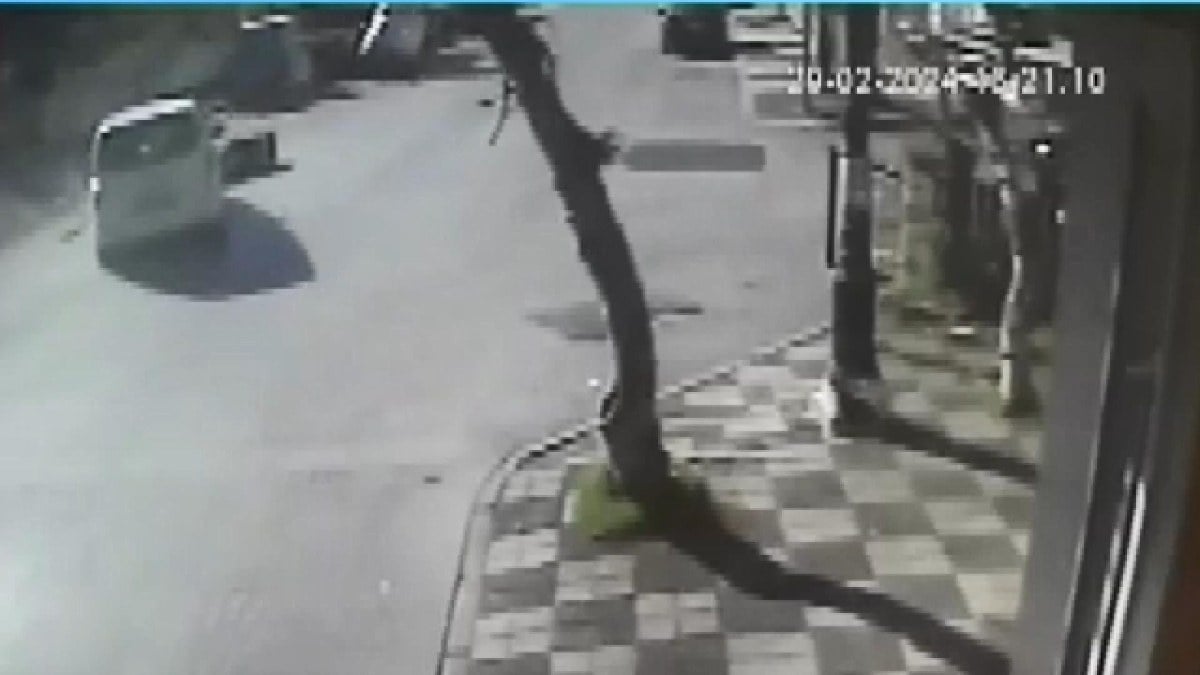 İstanbul’da hafif ticari araçla motosiklet kafa kafaya çarpıştı