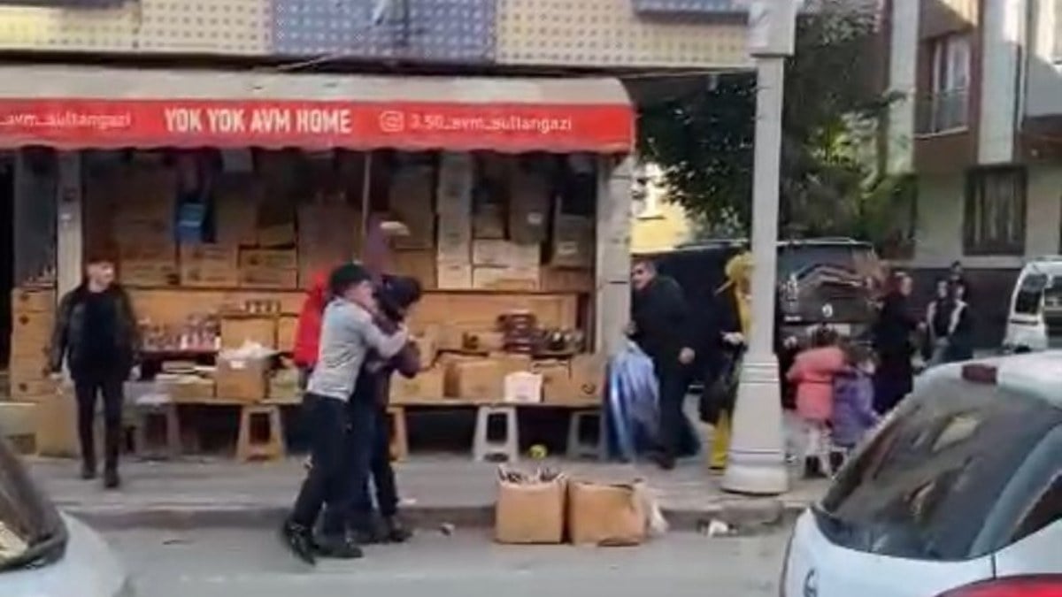 İstanbul’da hediye bakarken eşi ve çocuğunun önünde dayak yedi
