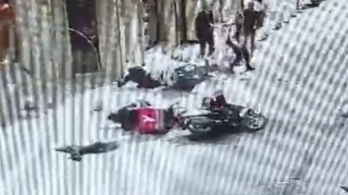 İstanbul’da iki motosiklet kafa kafaya çarpıştı! O anlar kamerada…