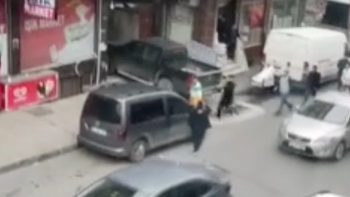 İstanbul’da kadının bıçakla kovaladığı adama uçan tekmeli saldırı