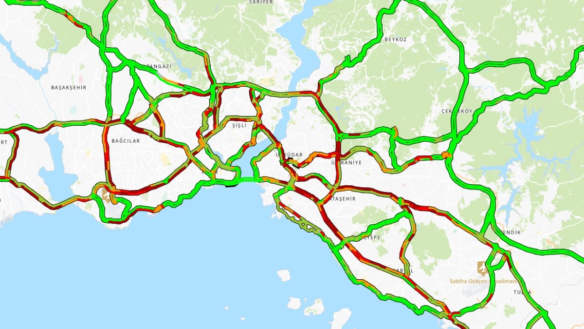 İstanbul’da kesintisiz yağmur başladı! Trafik iki bölgede de kilitlendi
