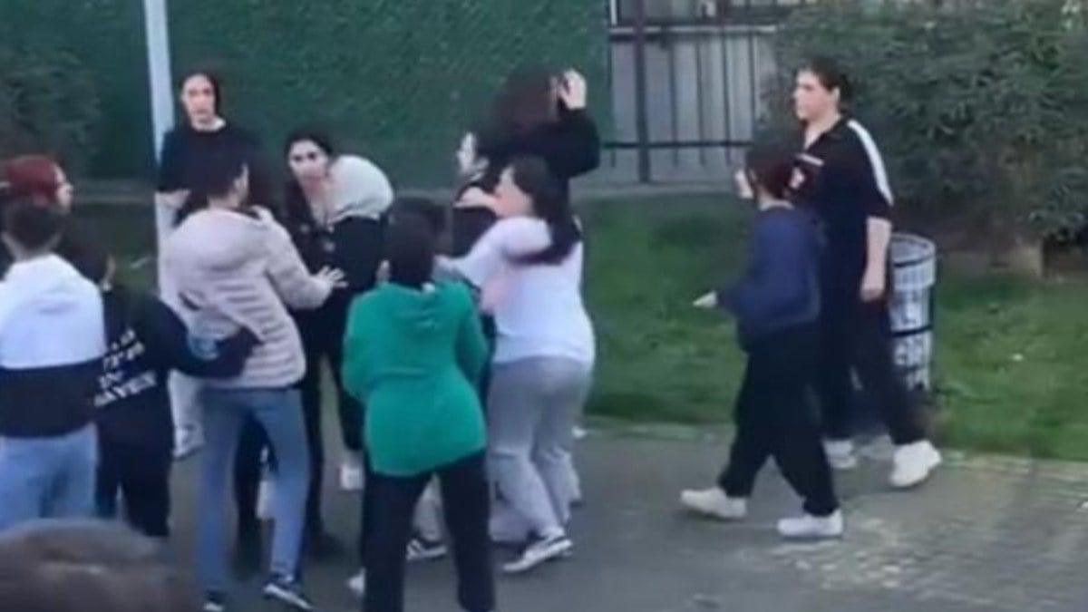 İstanbul’da kızların sevgili kavgası! Erkekler kaydedip izledi