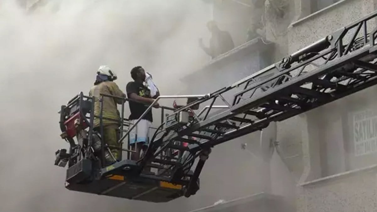 İstanbul’da korkutan yangın: Mahsur kalan 19 kişi kurtarıldı