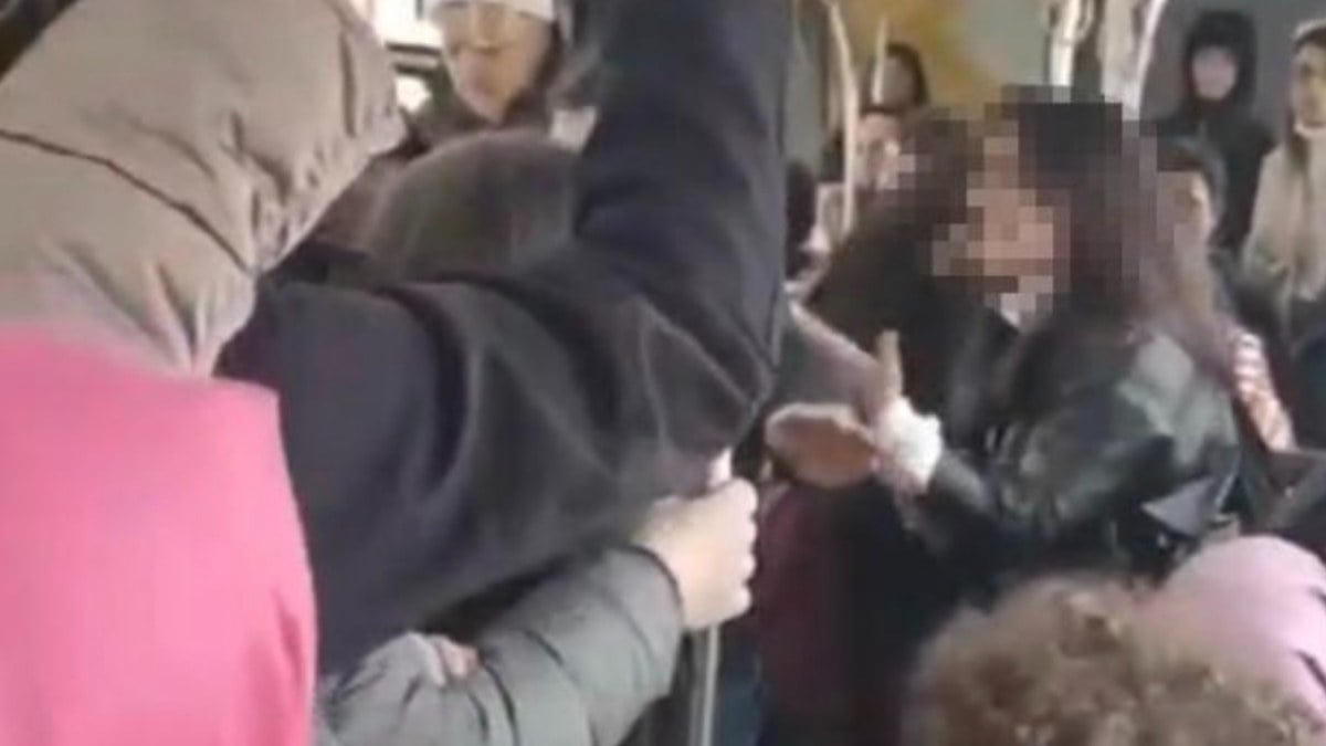 İstanbul’da otobüste 2 kadın birbirine girdi