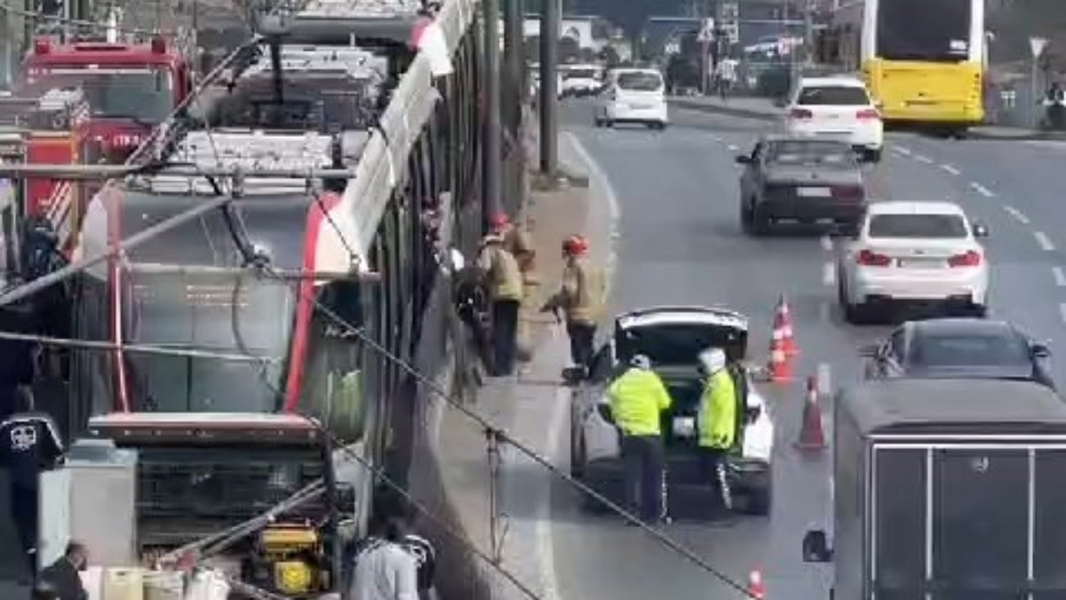 İstanbul’da raylardan geçmeye çalışan bir kişiye tramvay çarptı