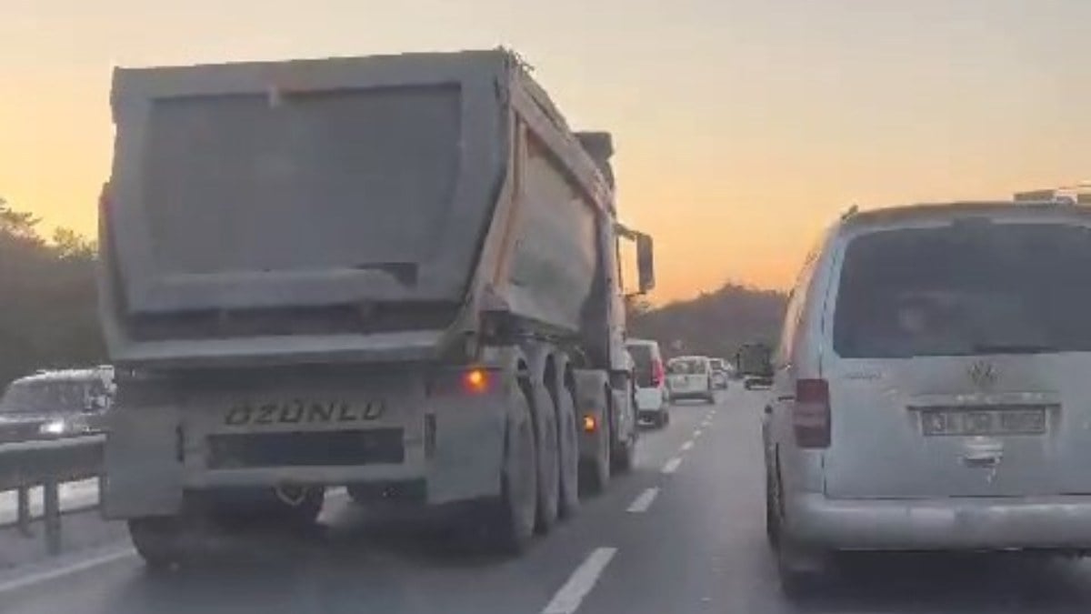 İstanbul’da seyir halindeki hafriyat kamyonu makas attı