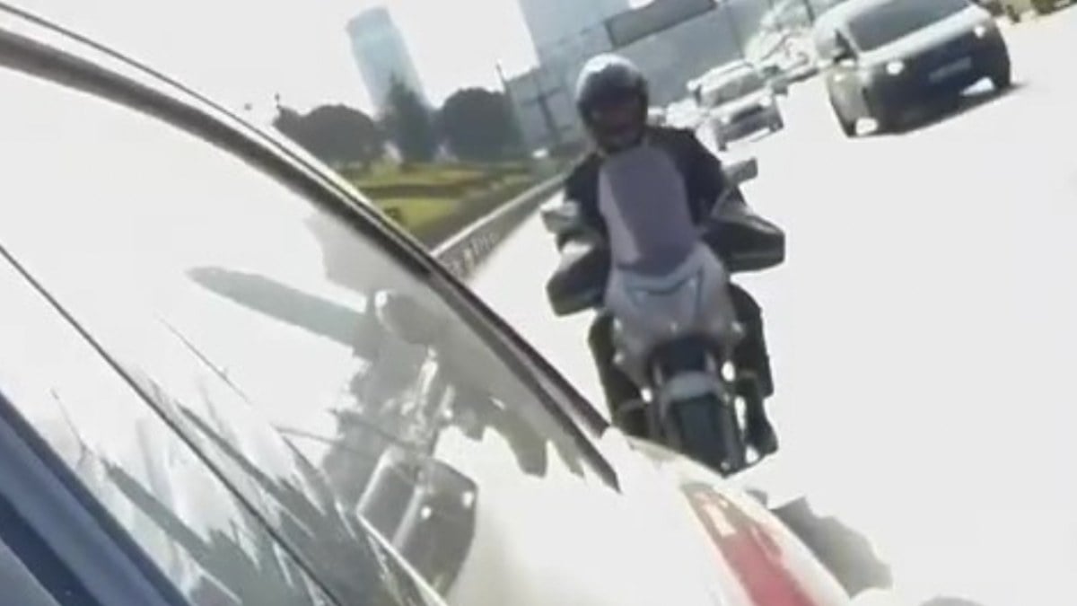 İstanbul’da trafik magandası kadın sürücünün aracını tekmeledi