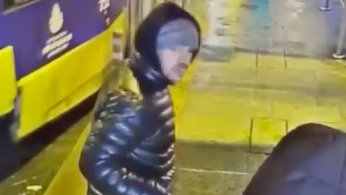 İstanbul’da tramvay bekleyen kadının telefonunu çalıp kaçtı: Yolcular tarafından yakalandı