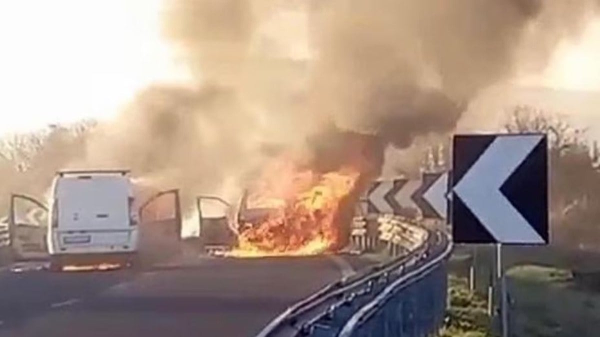 İtalya’da çete üyeleri, para dağıtan aracı soydu