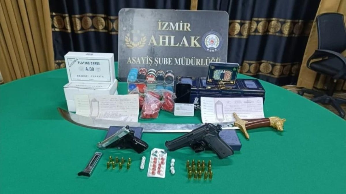 İzmir’de 15 kişi kumar oynarken suçüstü yakalandı