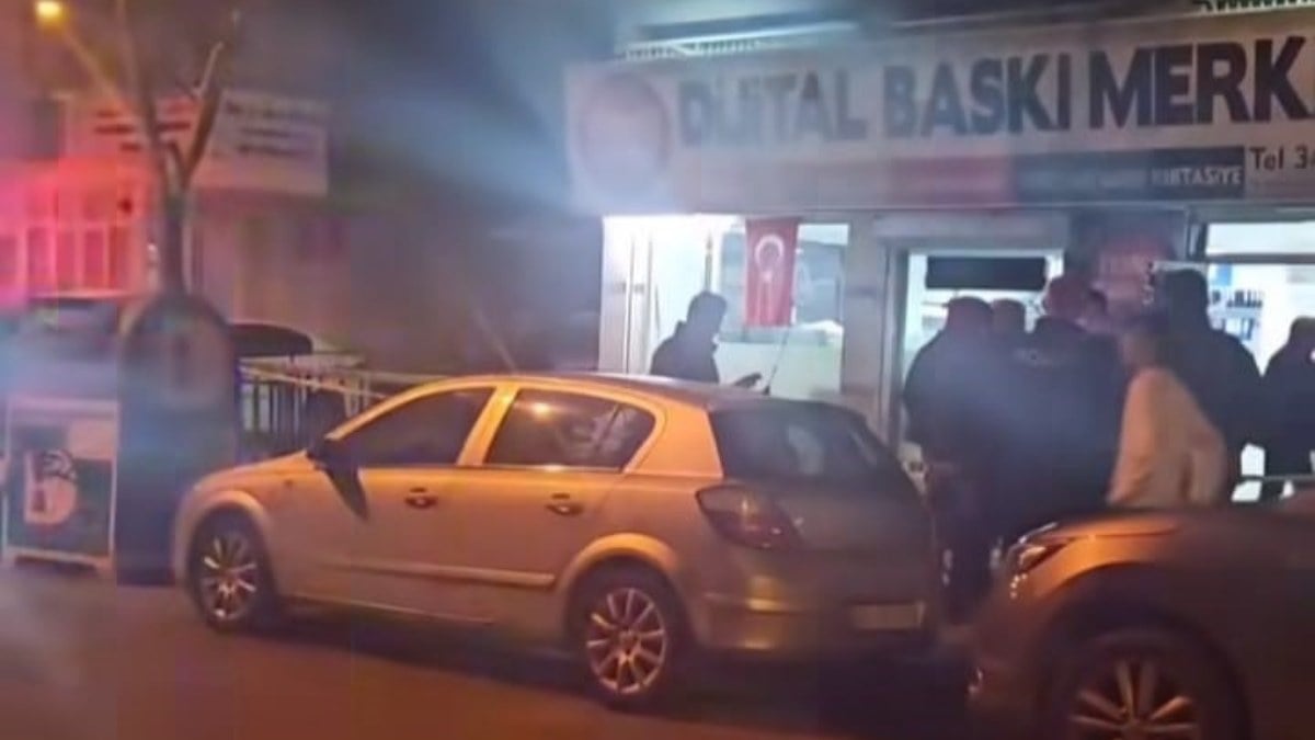 İzmir’de tabancasını gösterirken kuzenini öldürdü