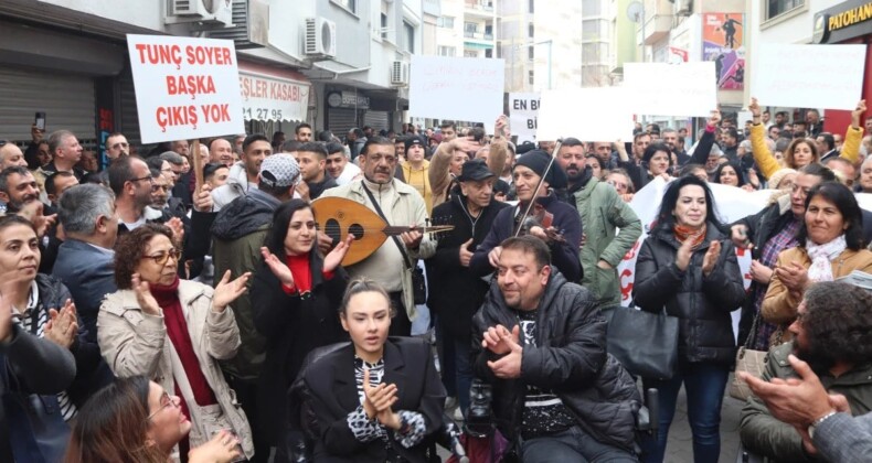 İzmir’de Tunç Soyer destekçilerinden protesto: ‘Tunç varsa biz varız, yoksa yokuz’