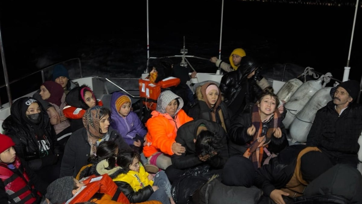İzmir’de Yunanistan’ın ölüme terk ettiği 43 düzensiz göçmen kurtarıldı