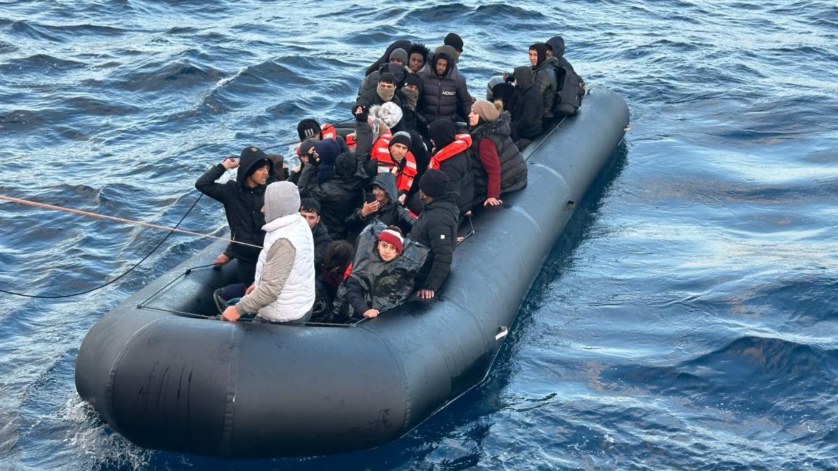 İzmir’de Yunanistan’ın ölüme terk ettiği 57’si çocuk 159 göçmen kurtarıldı