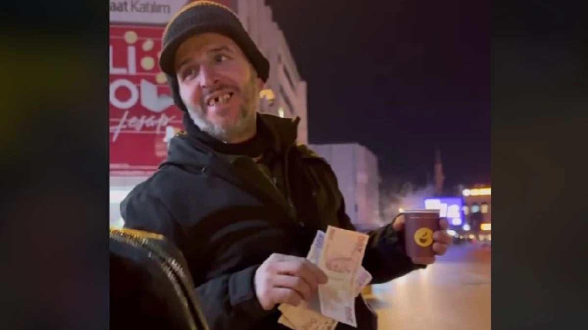 Kadıköy’de çaycıya bahşiş veren turist gündem oldu! Sosyal medya onu konuşuyor…”İnsan olmak”