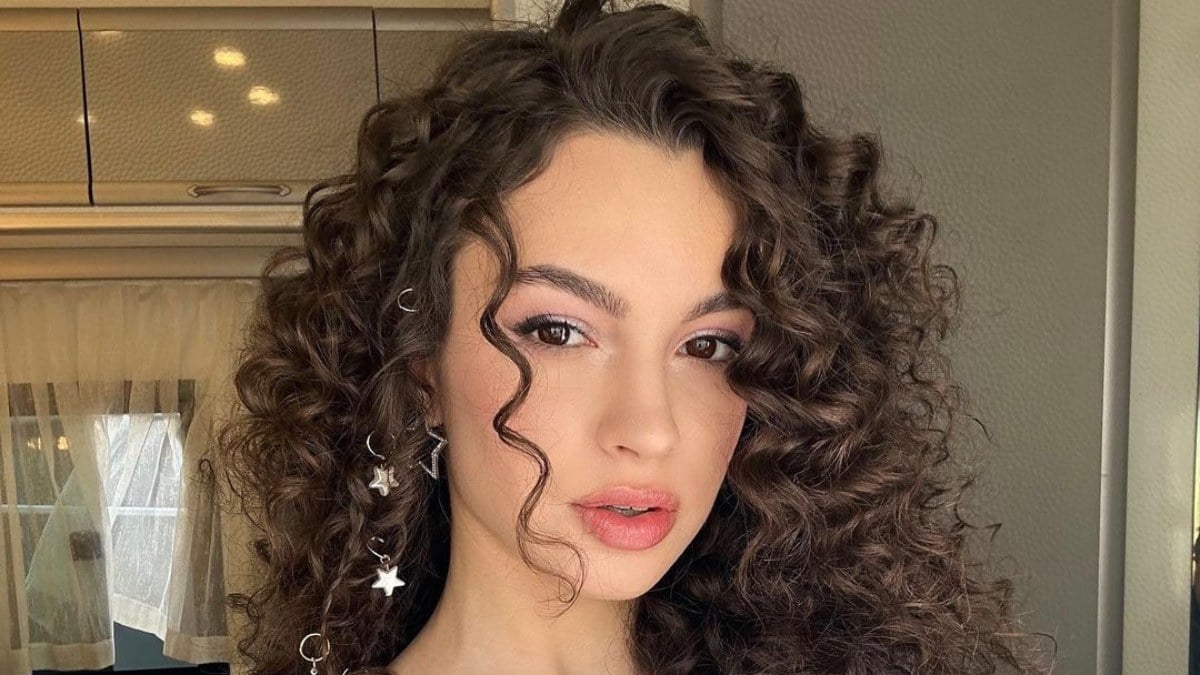 Kardeşlerim’in Asiye’si incecik beliyle objektife döndü, takipçileri çıldırdı! “Çay bardağı mübarek”