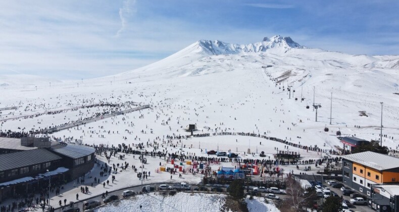 Kayseri Erciyes kayak merkezinde pistler doldu taştı