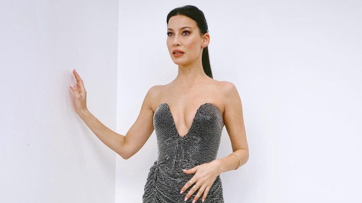 Kızılcık Şerbeti’nin Alev’i Müjde Uzman cesur yırtmacıyla sınırları zorladı! ‘Yandı buralar’