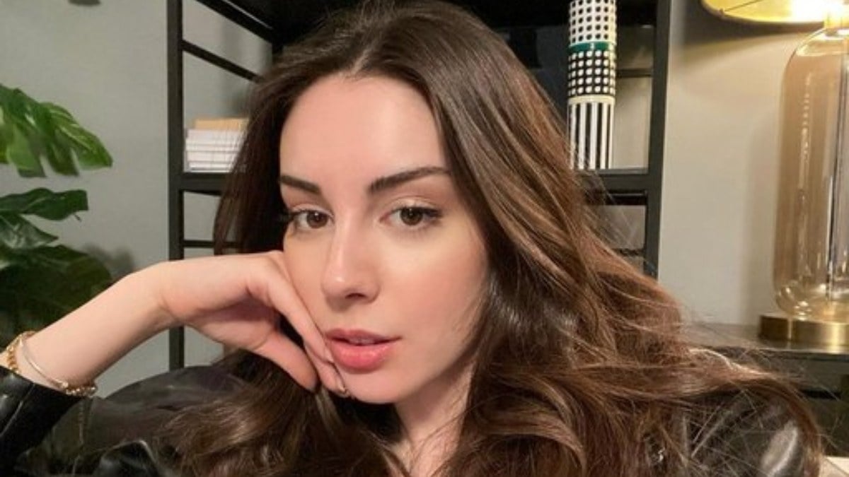 Kızılcık Şerbeti’nin Çimen’i göğüs dekoltesiyle sosyal medyayı salladı! “En laik sensin”