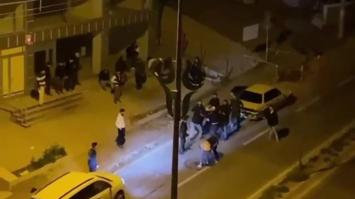 Kocaeli’de iki grup yol ortasında birbirine girdi