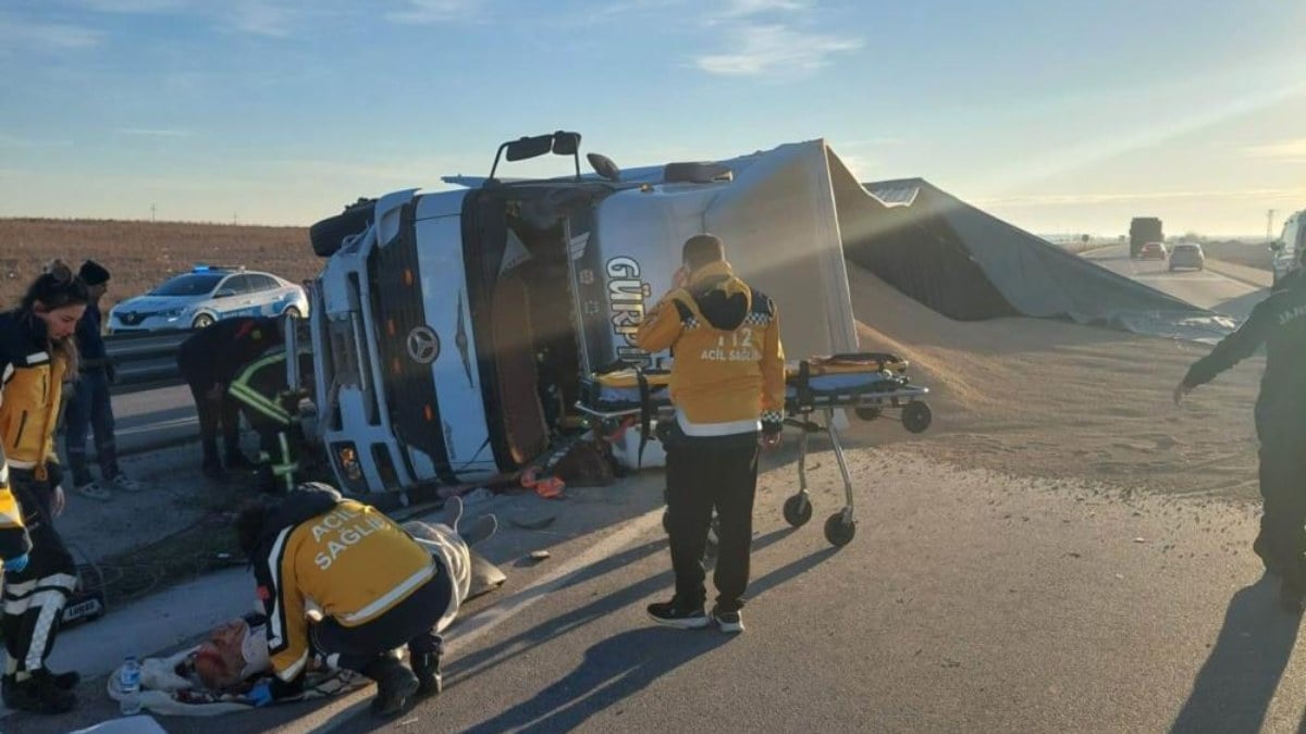 Konya’da korkunç kaza! Buğday yüklü tır devrildi