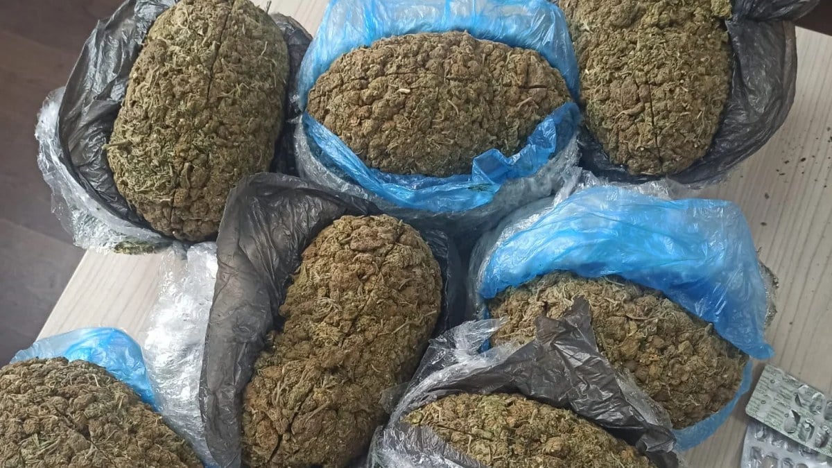 Konya’da otobüsteki yolcunun valizinden 8 kilo esrar çıktı